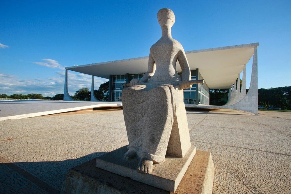 Estátua de Justiça, na fachada do STF em Brasília