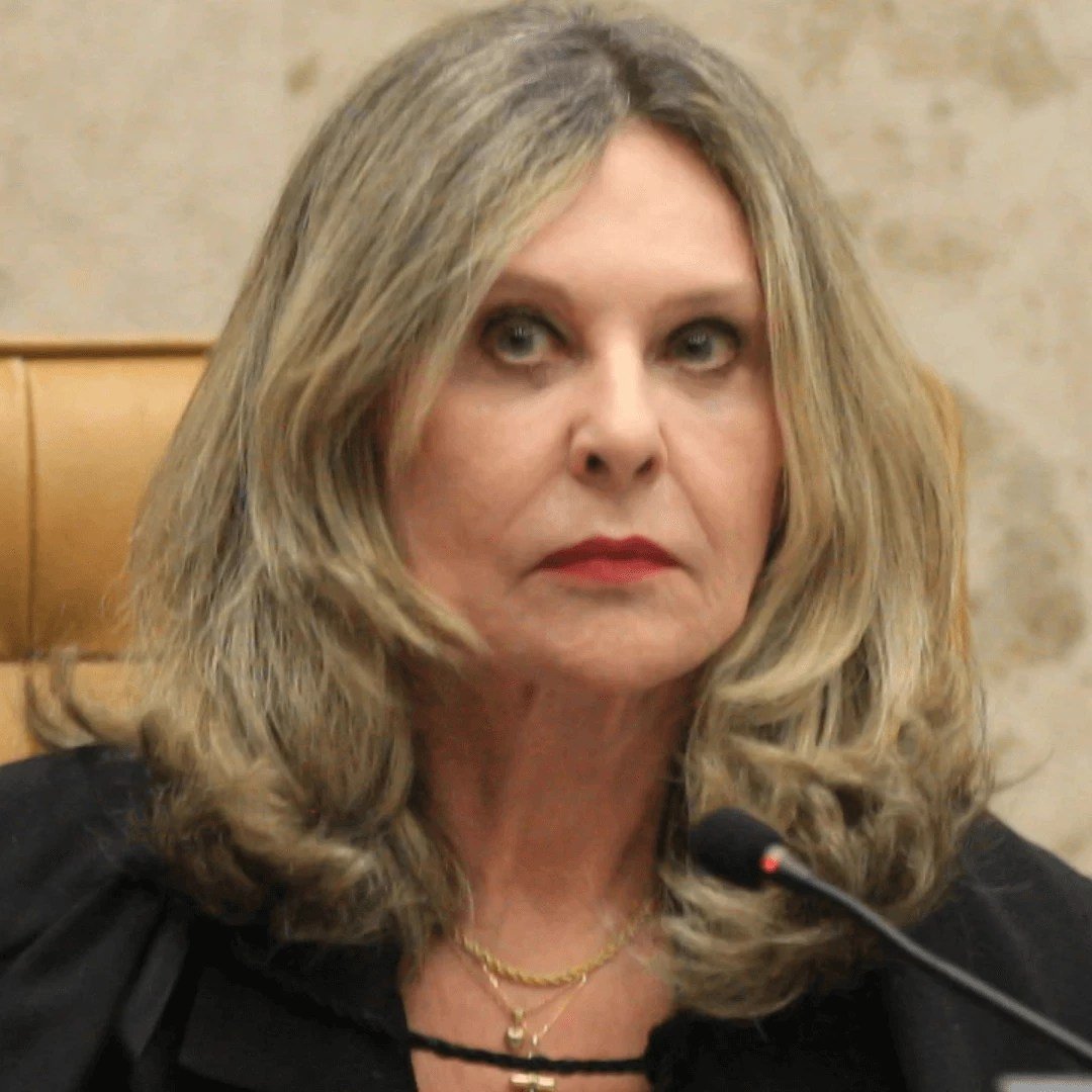 Atual vice-procuradora-geral da República, Lindôra Maria Araújo é uma mulher branca na faixa dos 60 anos. Ela tem cabelos loiros abaixo dos ombros e olhos claros. Lindôra veste blusa preta e usa batom vermelho