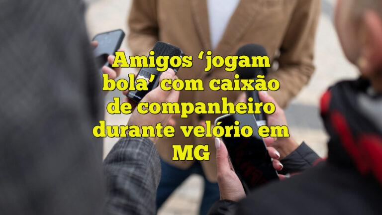 Amigos ‘jogam bola’ com caixão de companheiro durante velório em MG