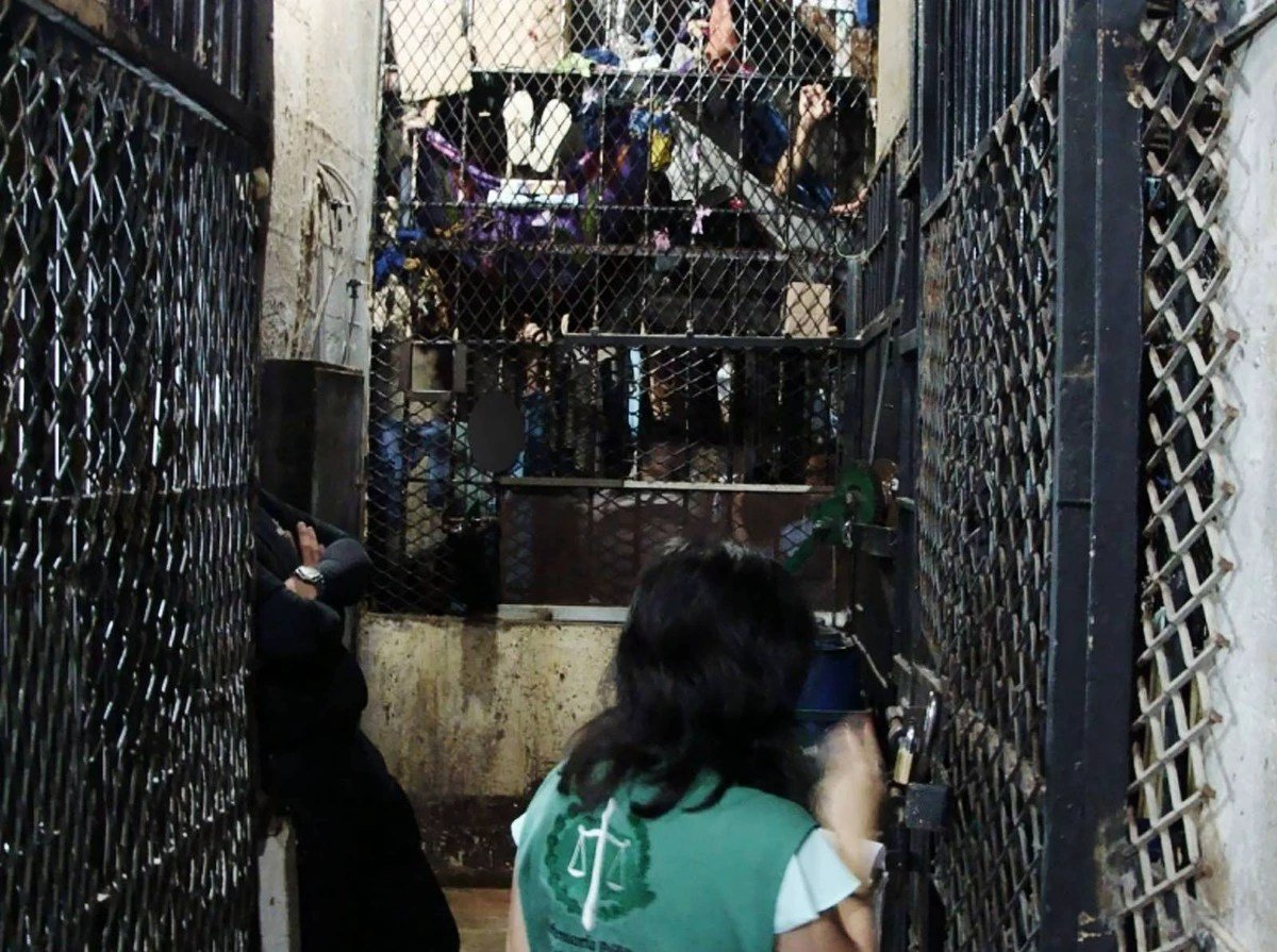 Corredor da Cadeia Pública de Cascavel com celas superlotadas