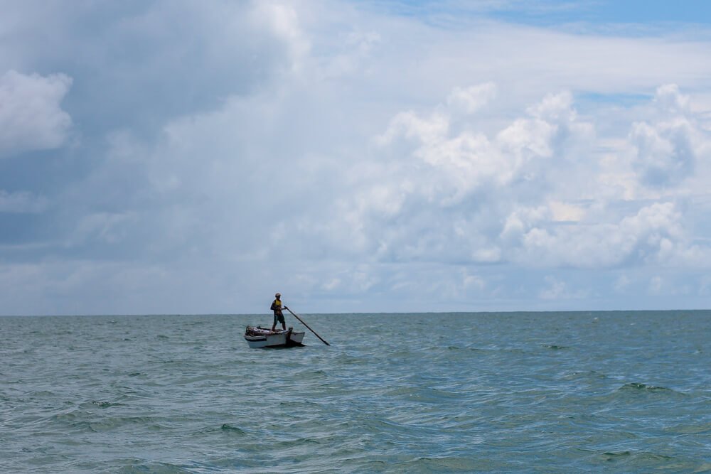 Pescador em canoa no mar do Ceará