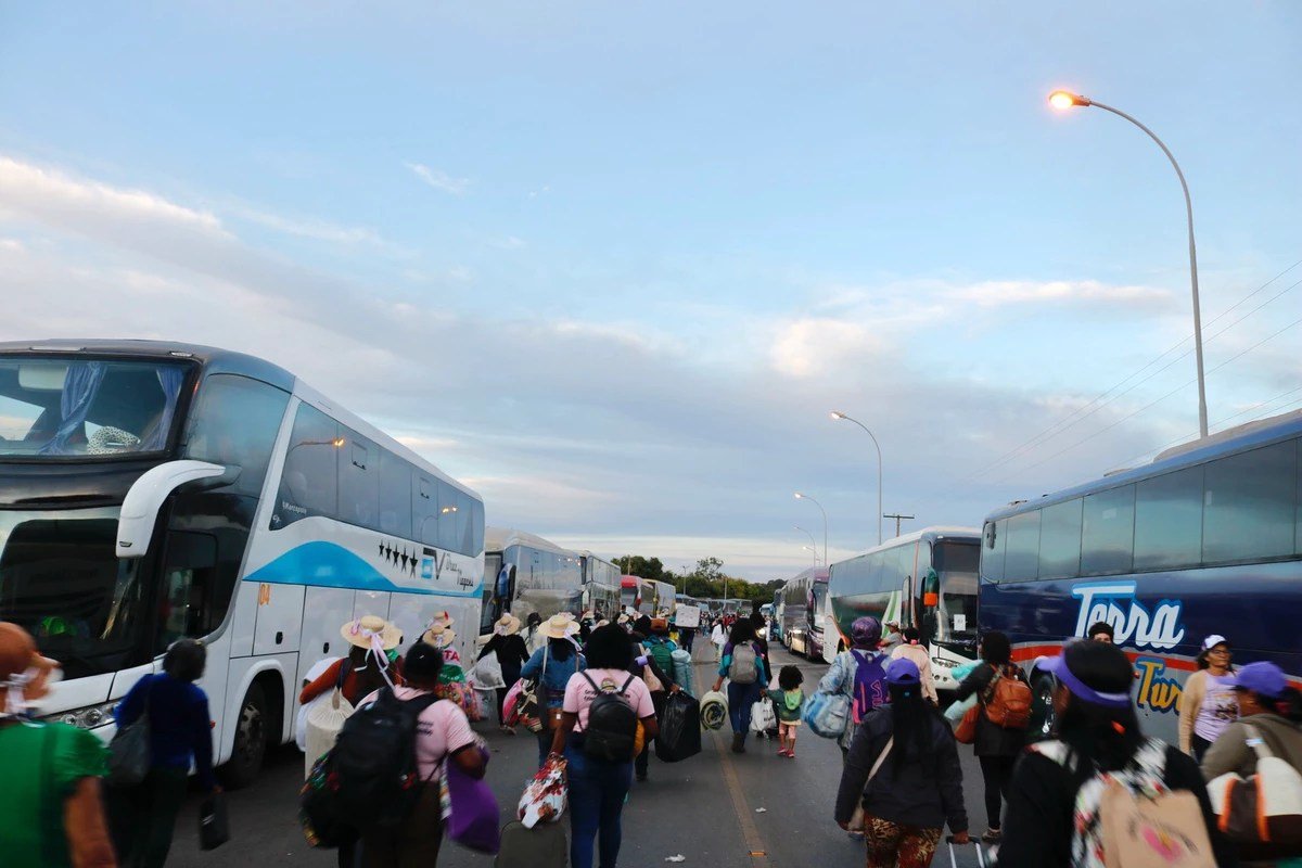 Mulheres deixam ônibus em Brasília à caminho da Marcha das Margaridas