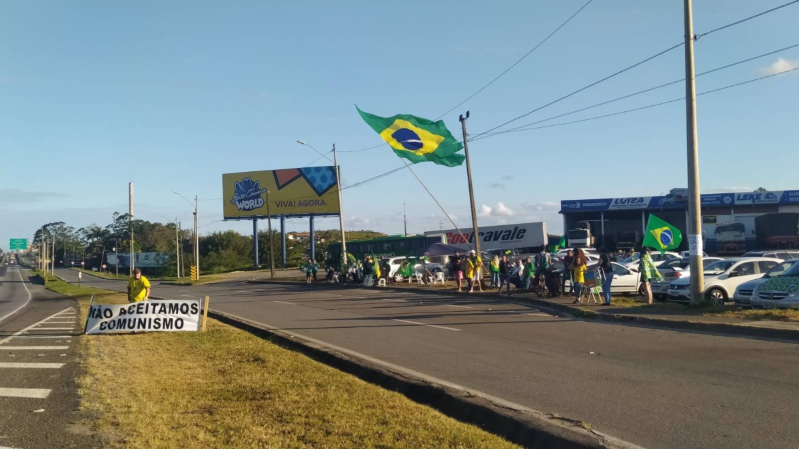 Manifestação golpista em frente a loja da Havan, de Luciano Hang, em Barra Velha, Santa Catarina