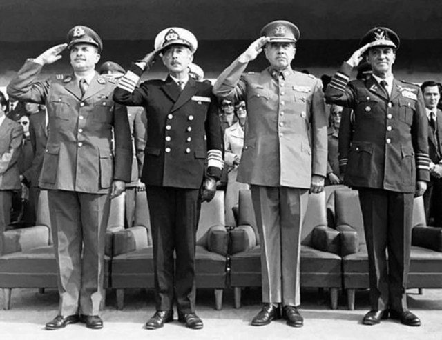 Membros da junta militar que derrubou Salvador Allende em 11 de setembro de 1973; da esquerda para a direita: César Mendoza, diretor geral dos Carabineros; José Toribio Merino, comandante-em-chefe da Marinha; Augusto Pinochet, comandante em chefe do Exército e Gustavo Leigh Guzmán, comandante em chefe da Aeronáutica