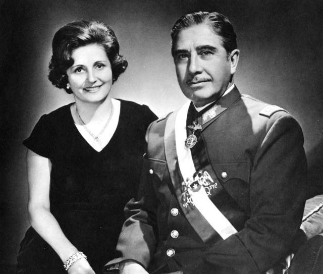 O ditador Augusto Pinochet e sua esposa Lucía Hiriart Rodríguez