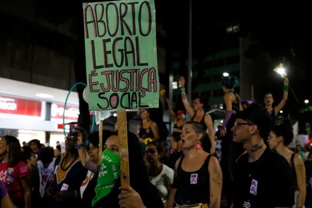 Mulheres pedem descriminalização do aborto em ato