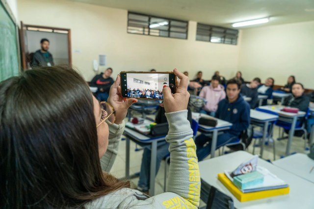 Uso do Educatron, sistema de reconhecimento facial, em sala de aula em escola do Paraná