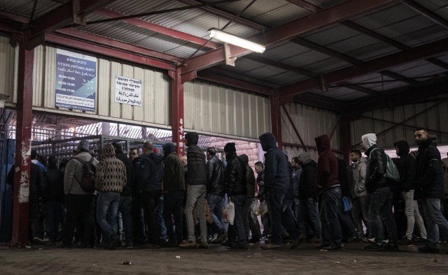 Palestinos no checkpoint de Qalandia, em Jerusalém