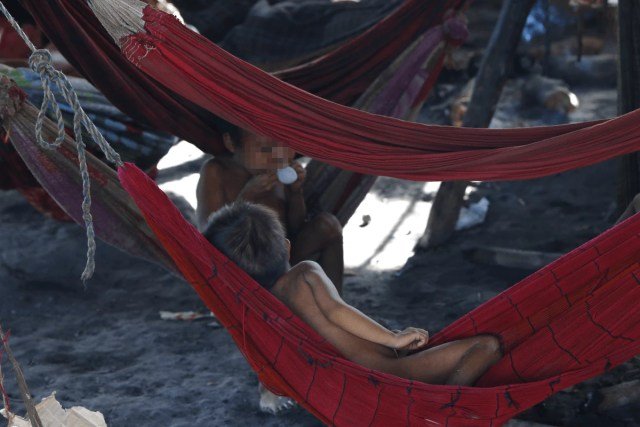 Crianças Yanomami em redes de descanso